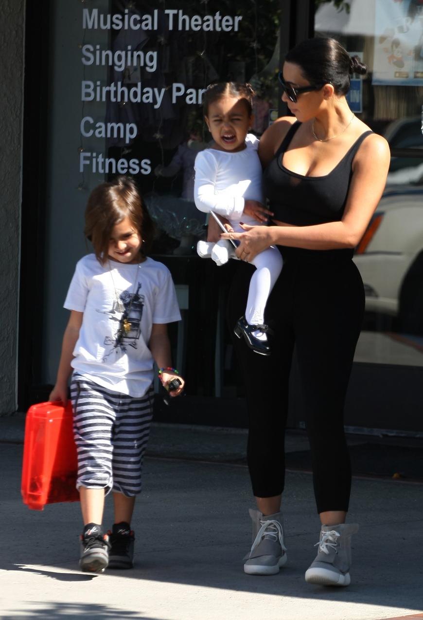 Kim Kardashian hat sich von ihrer blonden Mähne getrennt.