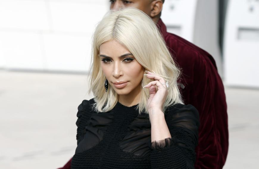 Kim Kardashian mit platinblonden Haaren.