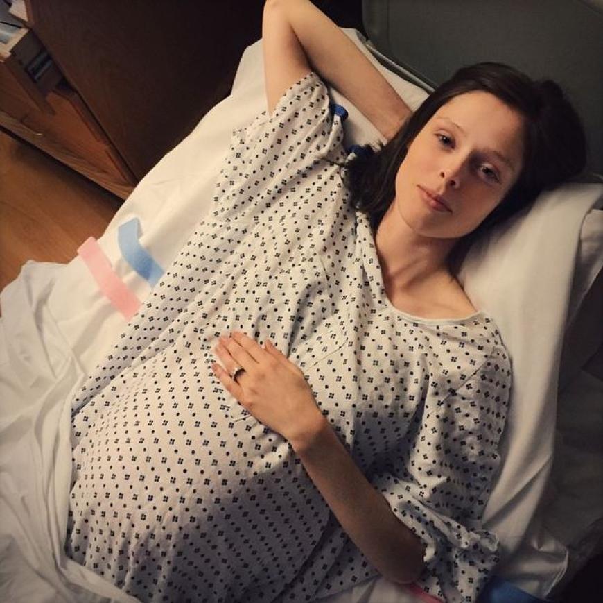 Wenige Stunden vor der Geburt: Coco Rocha im Krankenhauskittel.