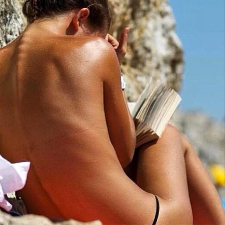 Liliana Nova genießt die Sonne oben ohne am Strand. Ihre Instagram-Follower finden die Rückenansicht allerdings viel zu knochig