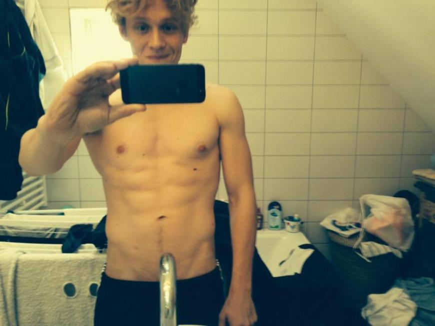 Matthias Schweighöfer hat längst verstanden, was frauen wollen, und hält seine Facebook-Fans mit regelmäßigen Oben-ohne-Bildern bei Laune