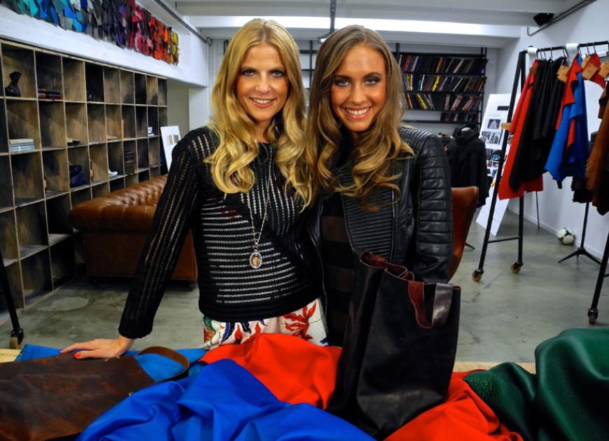 Gemeinsam mit Model Alena Gerber darf sie hinter die Kulissen der drittgrößten Lederfabrik der Welt schauen: ECCO Leather