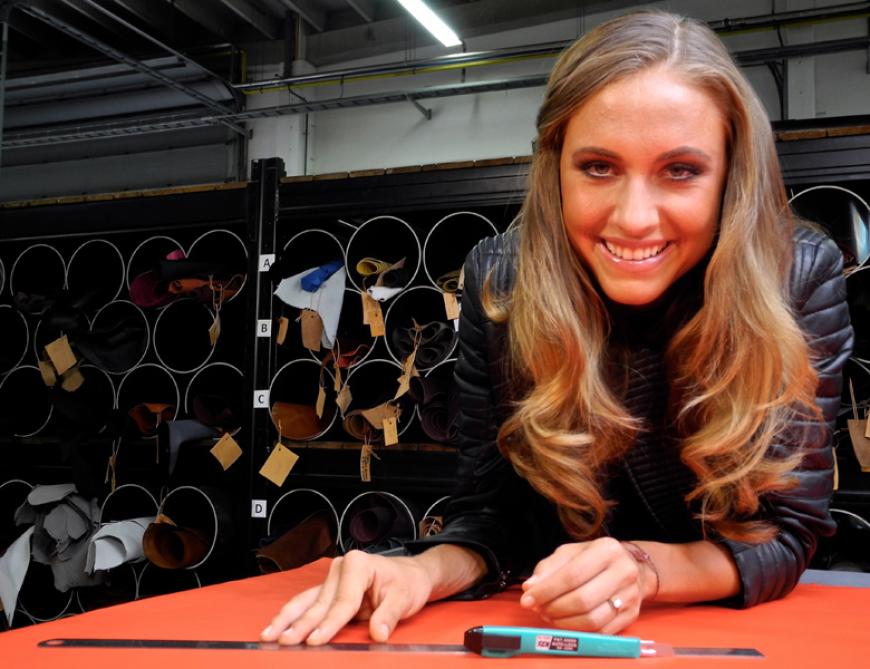 Alena scheint ihr neuer Job als Designerin richtig Spaß zu machen