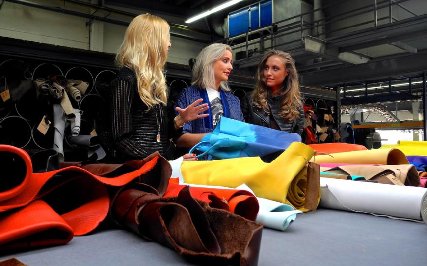 Anke Louwers ist eine der wenigen Lederdesigner der Welt und wird Alena beim Designen ihrer perfekten Tasche mit Rat und Tat zur Seite stehen