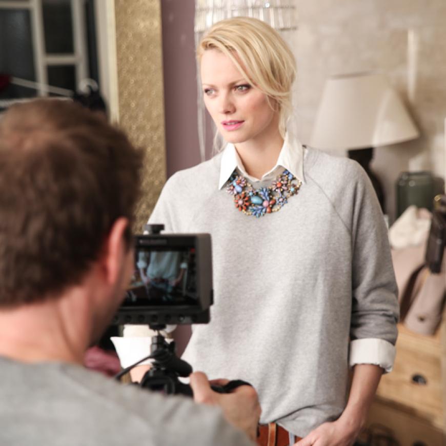 Mit Statement-Kette sieht der Sweater gleich viel glamouröser aus
