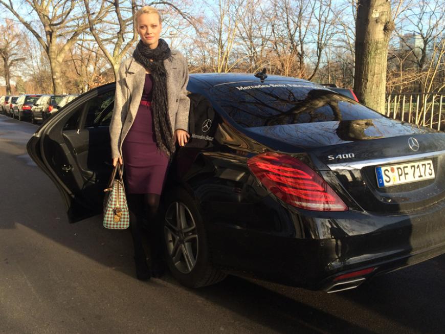 Mit einer Mercedes S Klasse kommt das Model zur Location in Berlin-Kreuzberg