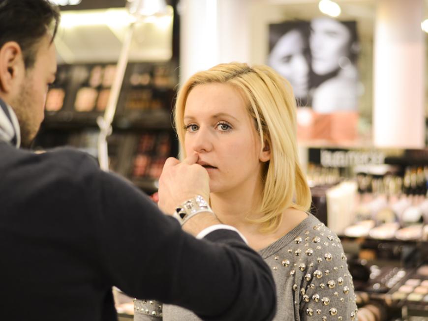 Model Greta lässt sich von Stylist Ayhan schminken
