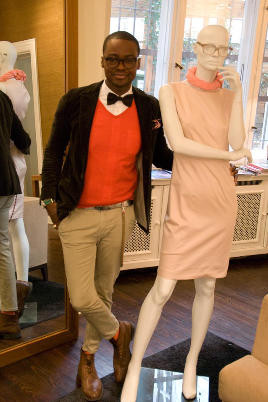Stylist Sean hat für jede Brille das passende Outfit zusammengestellt