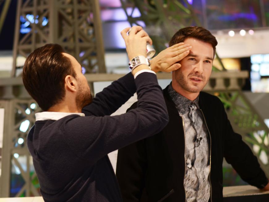 Stylist Ayhan kümmert sich um Jochens Frisur