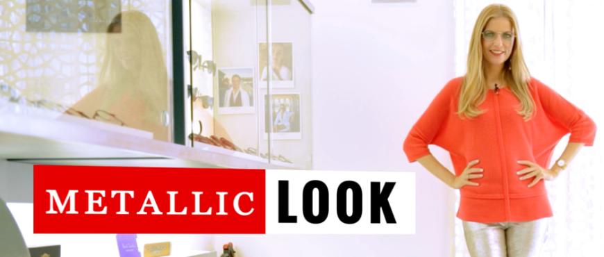 Tanja Bülter probiert eine Brille im angesagten Metallic-Look