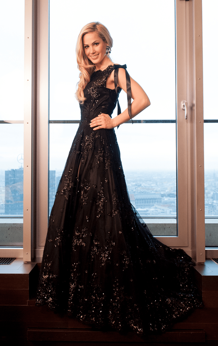 Ein absolutes Traumkleid! Pailletten und Spitze werden in diesem Jahr wieder angesagt sein, meint Heydi