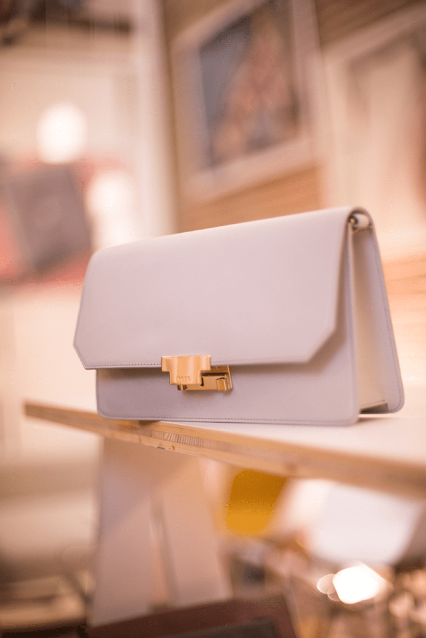 Für den Abend ist die Clutch in trendigem Weiß mit goldener Schließe angesagt