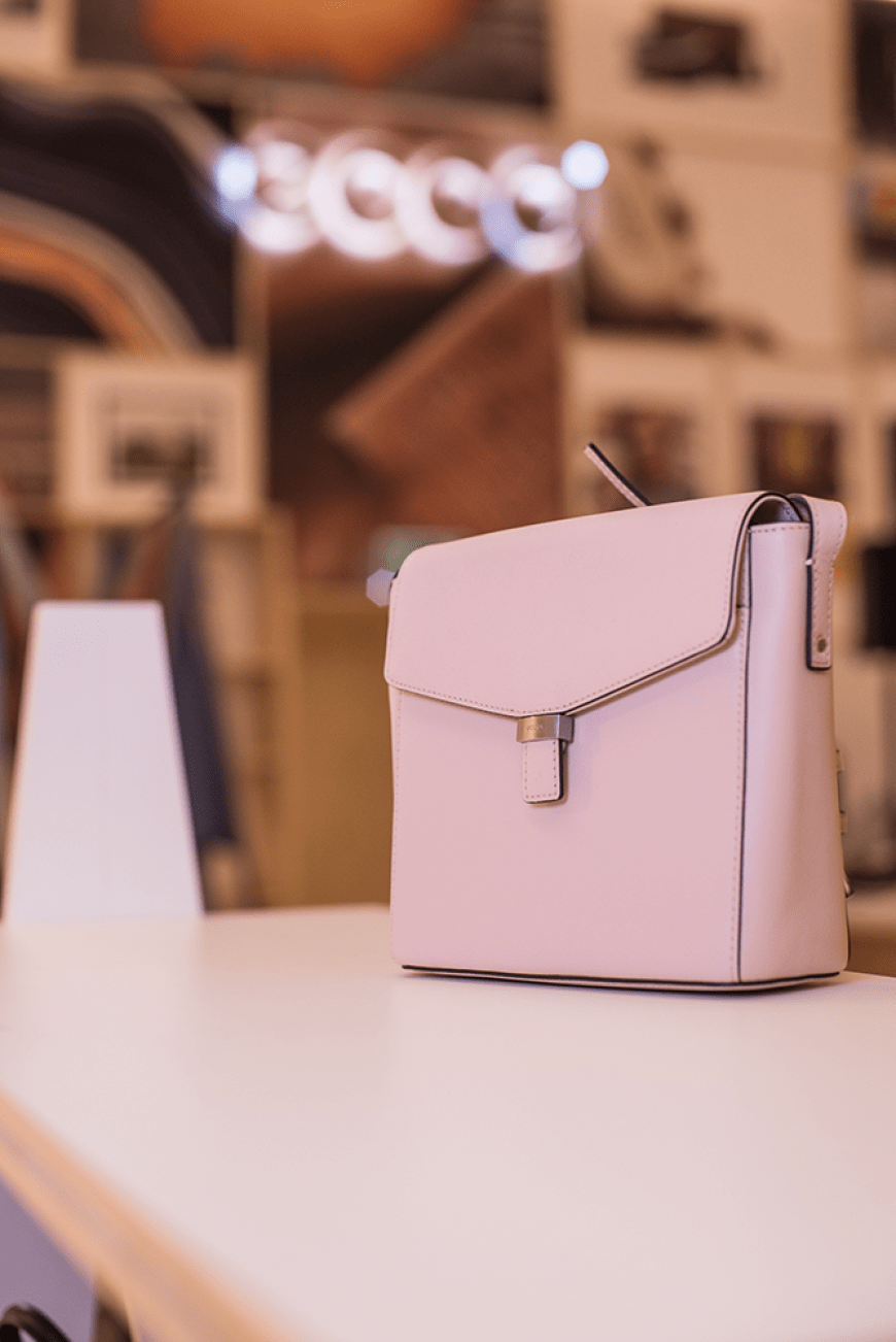 Praktisch im Alltag: die Cross Body-Bag hier in süßem Pastell-Rosa