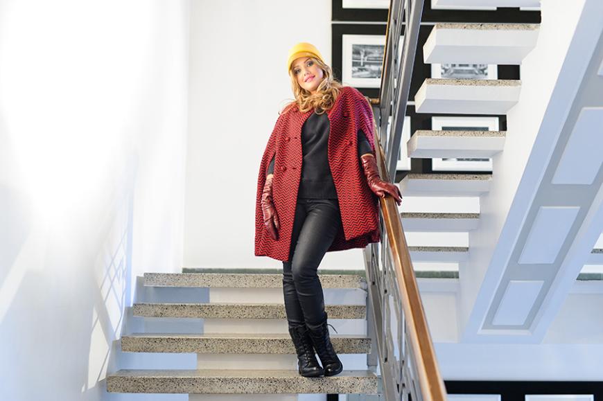 Aufgepeppt wird es noch durch stylische It-Pieces wie lange Lederhandschuhe und einen Hut oder Reiterkappe, wie Kim sie trägt