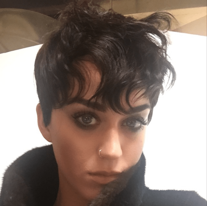 Da schau an! Katy Perry experimentiert ja gerne mit Formen und Farben bei ihren Frisuren, doch mit diesem Kurzhaarschnitt überrascht sie uns dann doch. Perücke oder echt?