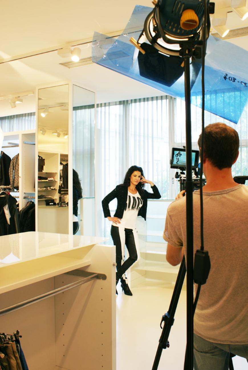 Und Action! Mariella Ahrens zeigt in trendiger Streifenhose, Print-Shirt und Lederjacke, wie Glamrock gestylt wird