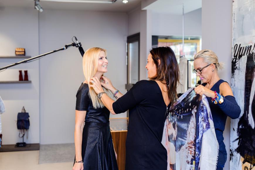 Make-up-Artist Annett Esser sorgt für den Feinschliff beim Dreh