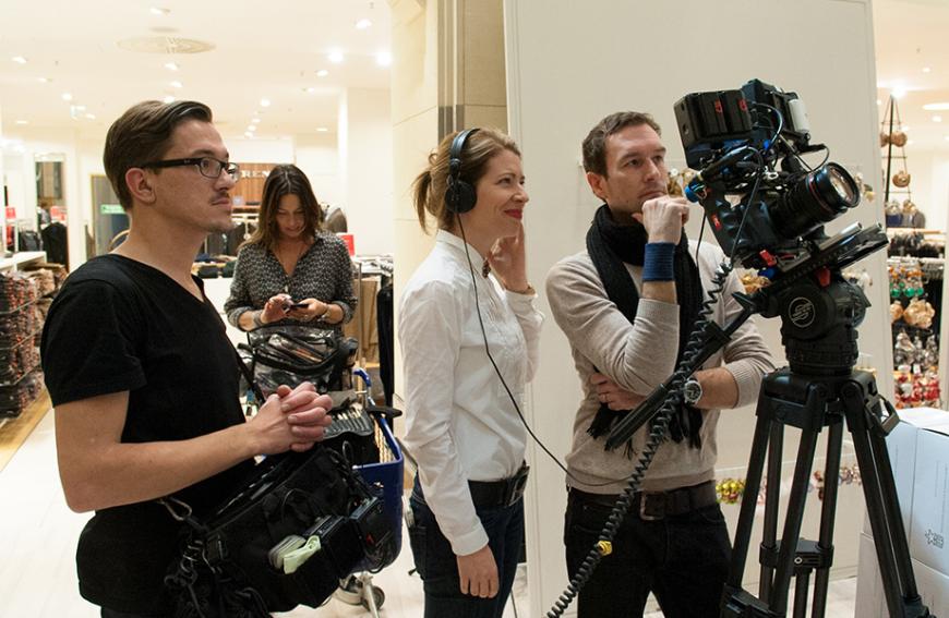 Und Action: Produzentin Kim Lenar und ihr Team konzentriert am Set