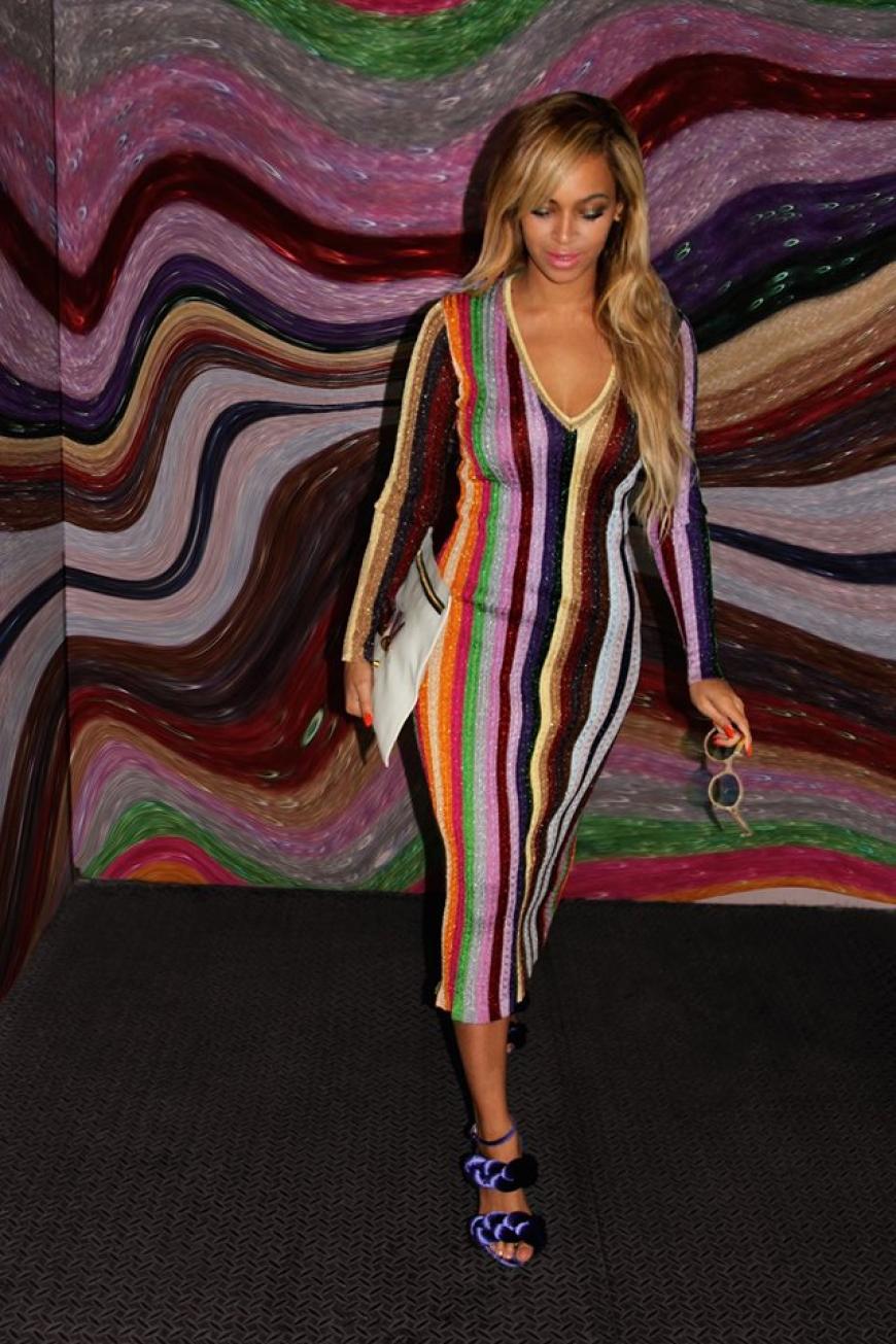 Beyoncé, bist du's? Bildschön - im wahrsten Sinne - posiert der Superstar vor einem Gemälde für ihre Facebook-Fans.