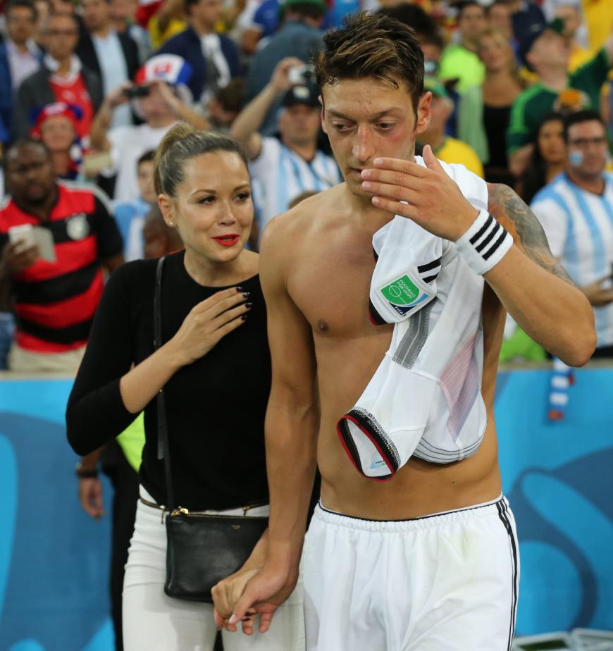 Sie sind wieder sehr happy! Mandy Capristo und Mesut Özil halten ihre Beziehung aber noch geheim.