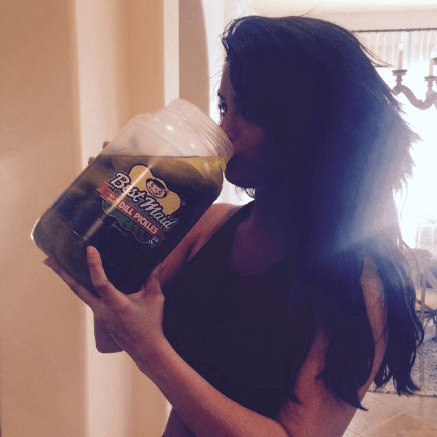 Yummy... Selena Gomez hat Hunger! Und zwar auf ein Riesenglas Essigkurken, das sie sich extra hat einfliegen lassen.