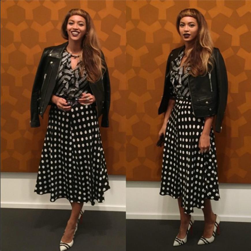 Muster-Mix im 50s-Style: Beyoncé kombiniert einen ausgestellten Pünktchen-Rock mit einer gemusterten Rüschenbluse. Die gestreiften Pumps und die Bikerjacke machen den Look perfekt