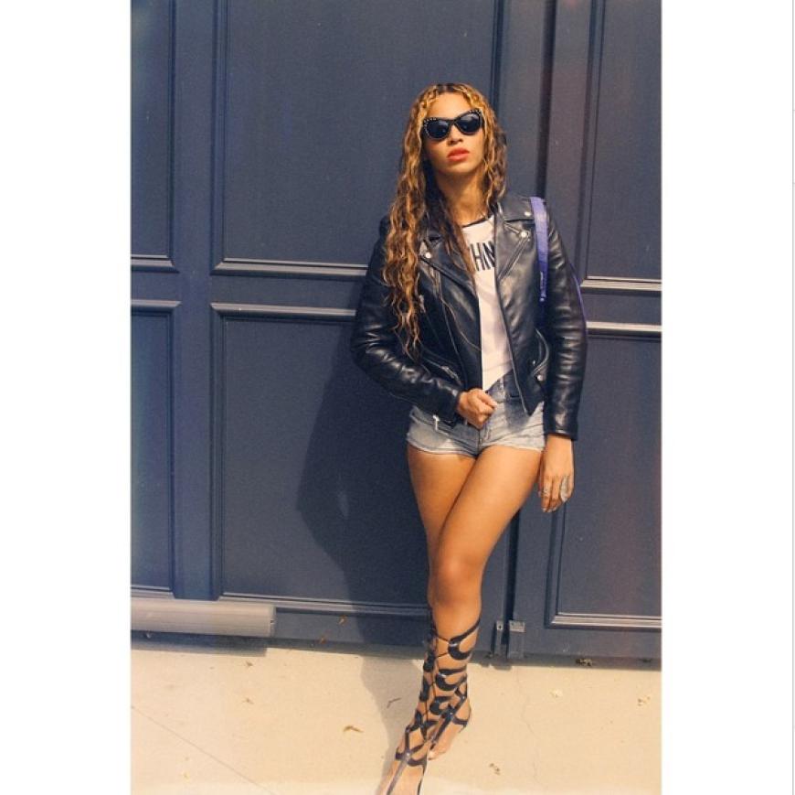 Too cool for school: Bey im Moschino-Shirt mit Bikerjacke, Jeansshorts und wadenhohen Gladiator-Sandalen