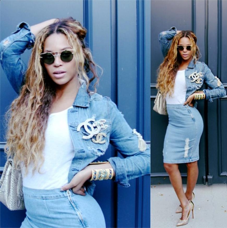 Denim-Darling: Jay Zs Ehefrau trägt eine Jeansjacke mit Chanel-Ansteckern zum weißen Tanktop und knackigem Denim-Pencil skirt. Die Louboutin-Pums machen den Look perfekt