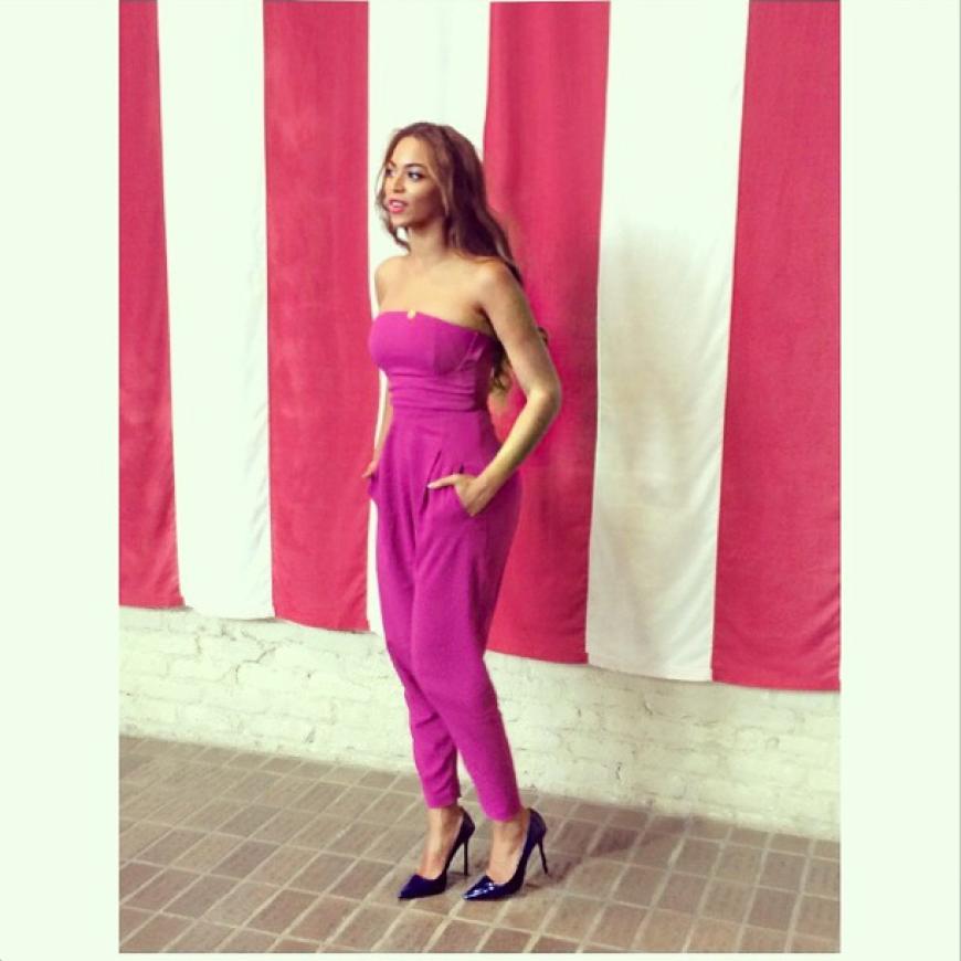 Pretty in Pink: Die 33-Jährige im fuchsiafarbenen Jumpsuit von Matthew Williamson und Manolo Blahnik-Pumps