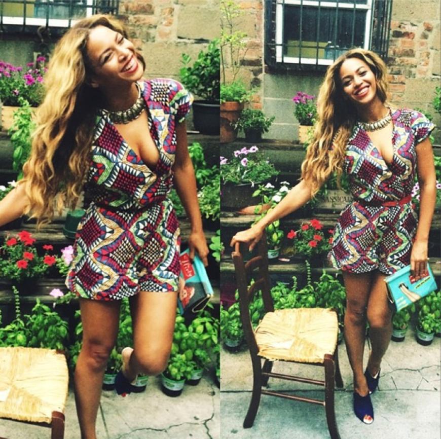 Gute-Laune-Outfit: Bey scheint sich passend zu ihrer Stimmung in diesen farbenfrohen Jumpsuit geworfen zu haben. Dazu trägt sie stylische Mules und eine Clutch mit Pin-up-Aufdruck