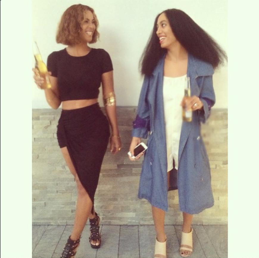 Fashionista-Sisters: Beim Biertrinken mit Schwester Solange trägt Bey ein Crop-Top von Topshop mit einem traumhaften asymetrischen Rock von Helmut Lang zu Gladiator-High-Heels