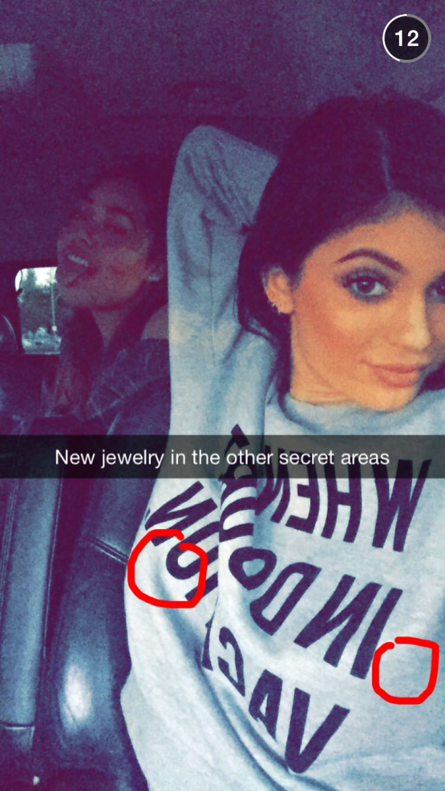 Deutet hier Kylie Jenner ihre Brustwarzen-Piercings an?