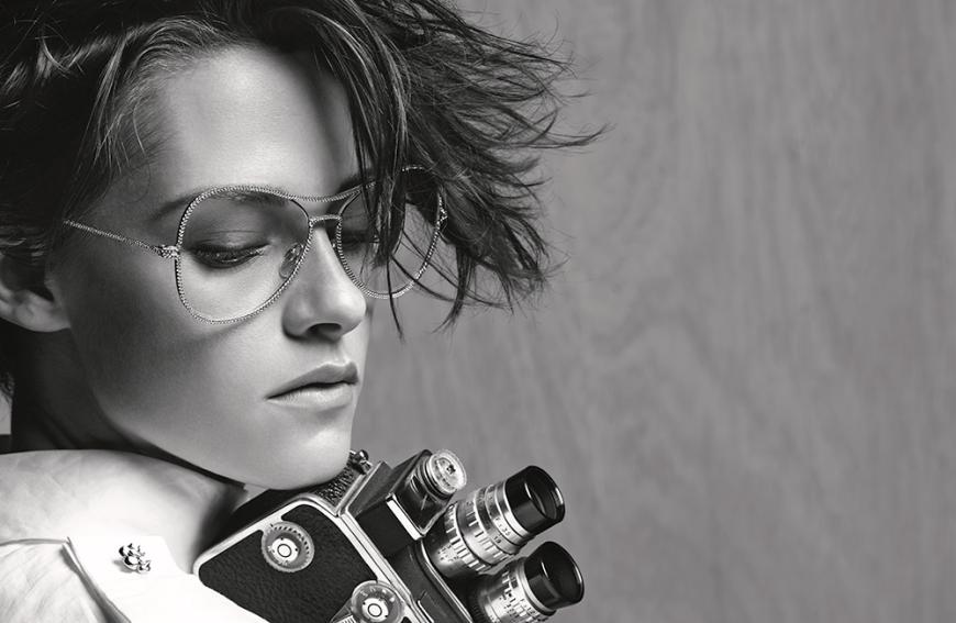 Für Karl Lagerfeld mimt Kristen die nachdenkliche Fotografin