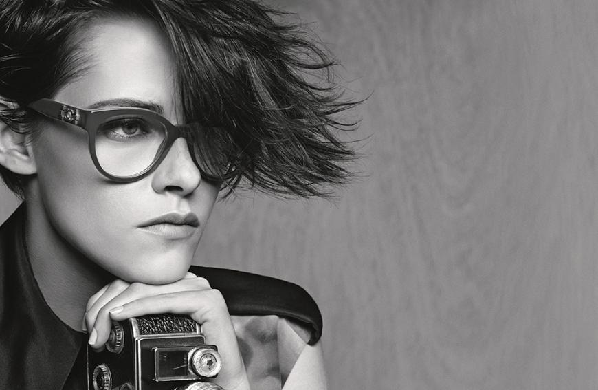 Lässiger Seventies-Style mit Wuschellook und Brille in Katzenaugenform