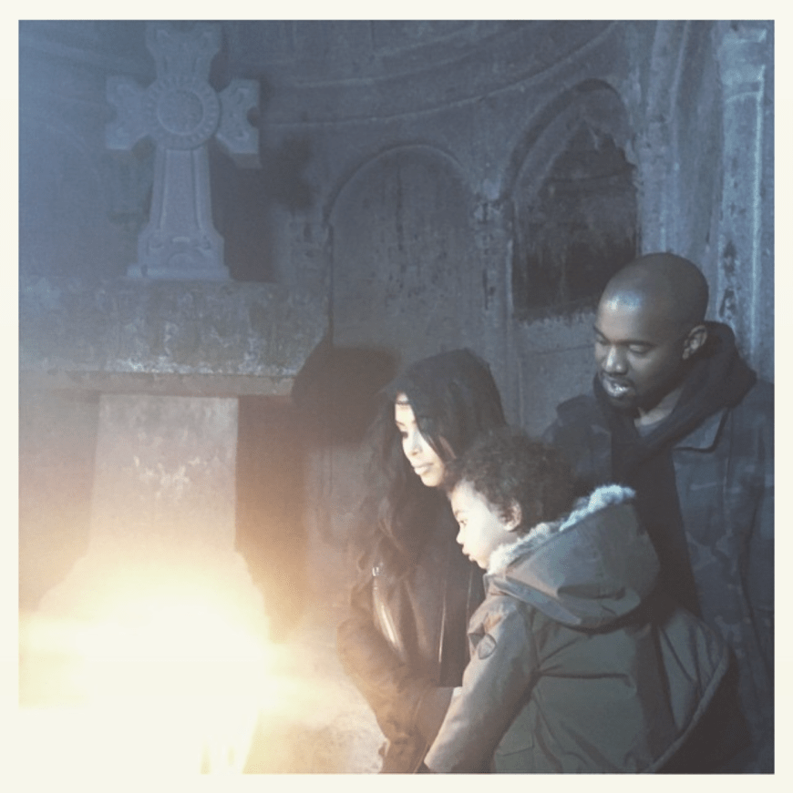 Auch Ehemann Kanye West und Tochter North West begleiten Kim Kardashian auf der Reise in ihr Heimatland.