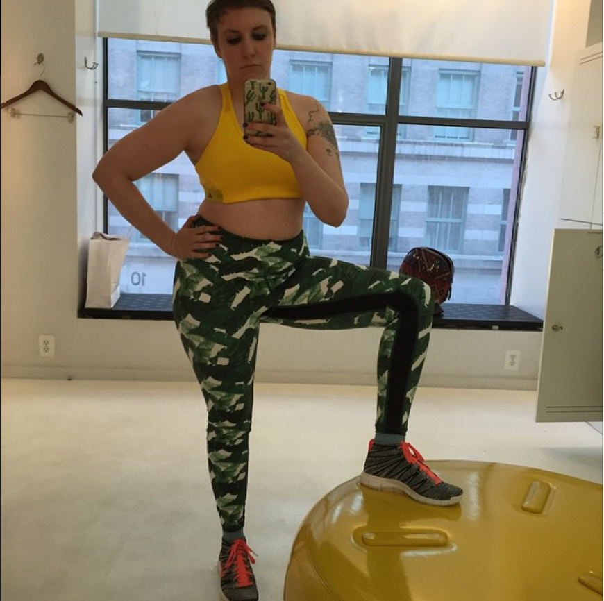 Fleißig: Die Schauspielerin Lena Dunham postet sich im Fitnessstudio.
