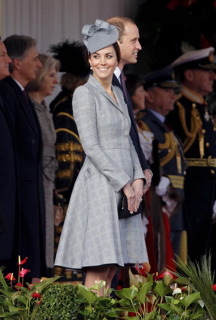 Erster Auftritt nach den freudigen Baby-News: Kate strahlt ine einem Mantelkleid von Alexander McQueen sowie passender Hut-Kreation von Jane Taylor.