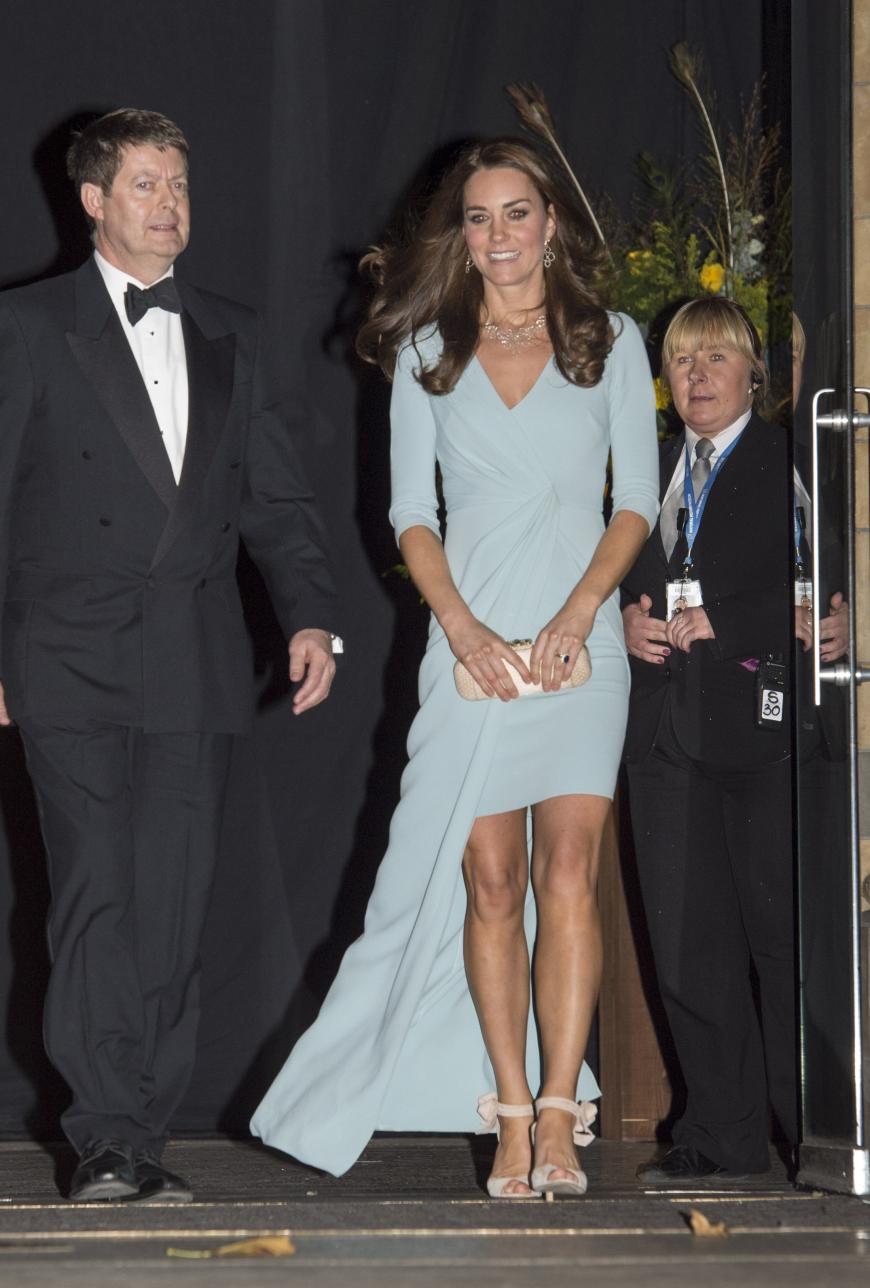 Und auch in dem Kleid von Lieblingsdesignerin Jenny Packham zeigt die Herzogin ungewohnt viel Bein.