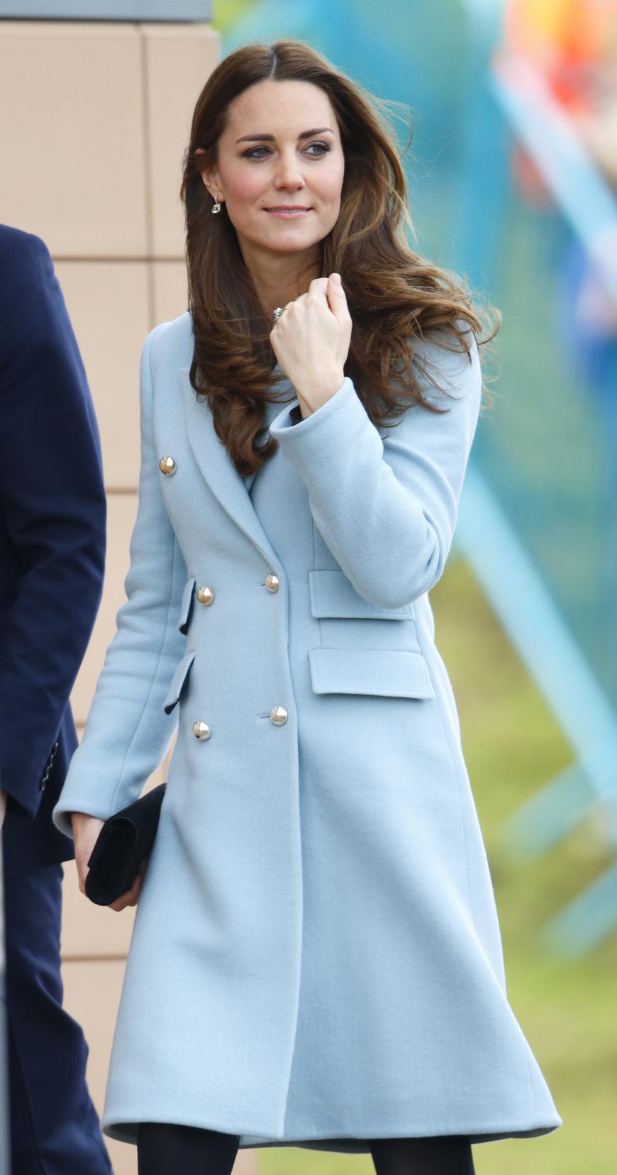 Never change a winning team: Die Duchess liebt lange Mäntel und Mantelkleider - hier im hellblauen Ensemble von Matthew Williamson.