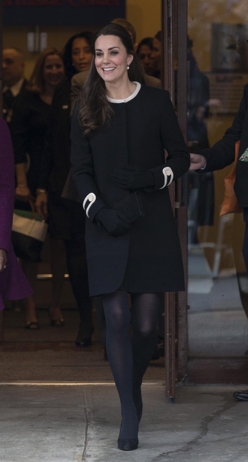 Retro Baby! Fashionista Kate in einem klassischen schwarzen Kleid im 60er-Jahre-Stil mit beigen Highlights an Kragen und Armen.