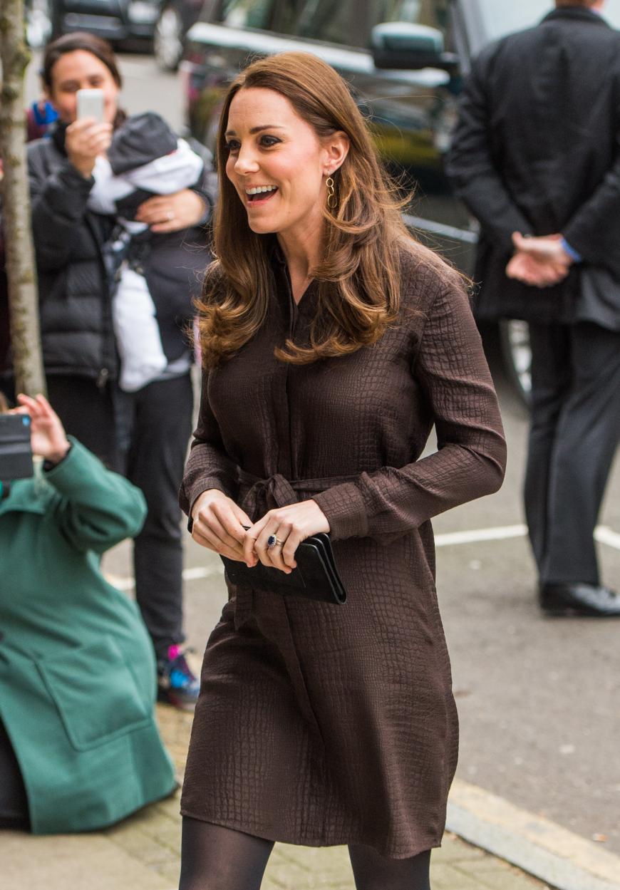 Seide trifft Jacquard: Kate setzt mit 6-Monats-Babykugel auf ein dunkelbraunes 70-Euro-Kleid von Hobbs.