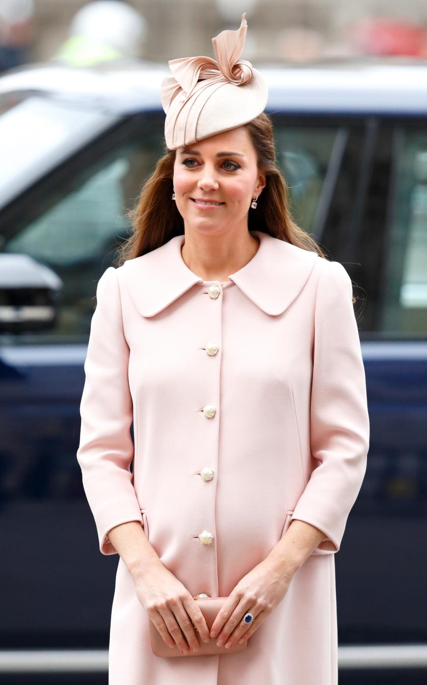 Indiz für ein kleines Töchterchen? Catherine setzt bei ihrem Besuch der Westminster Abbey auf einen babyrosa-farbigen Mantel von Alexander McQueen.