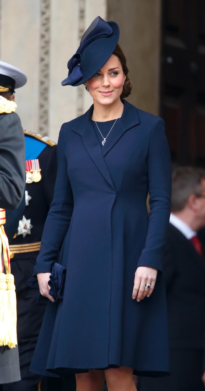 Mut zum Hut: Kaum eine Frau trägt den Kopfschmuck so stilsicher und nonchalant wie Kate. Hier bezaubert sie bei einem Gedenkgottesdienst in einem dunkelblauen Mantel von Beulah London.