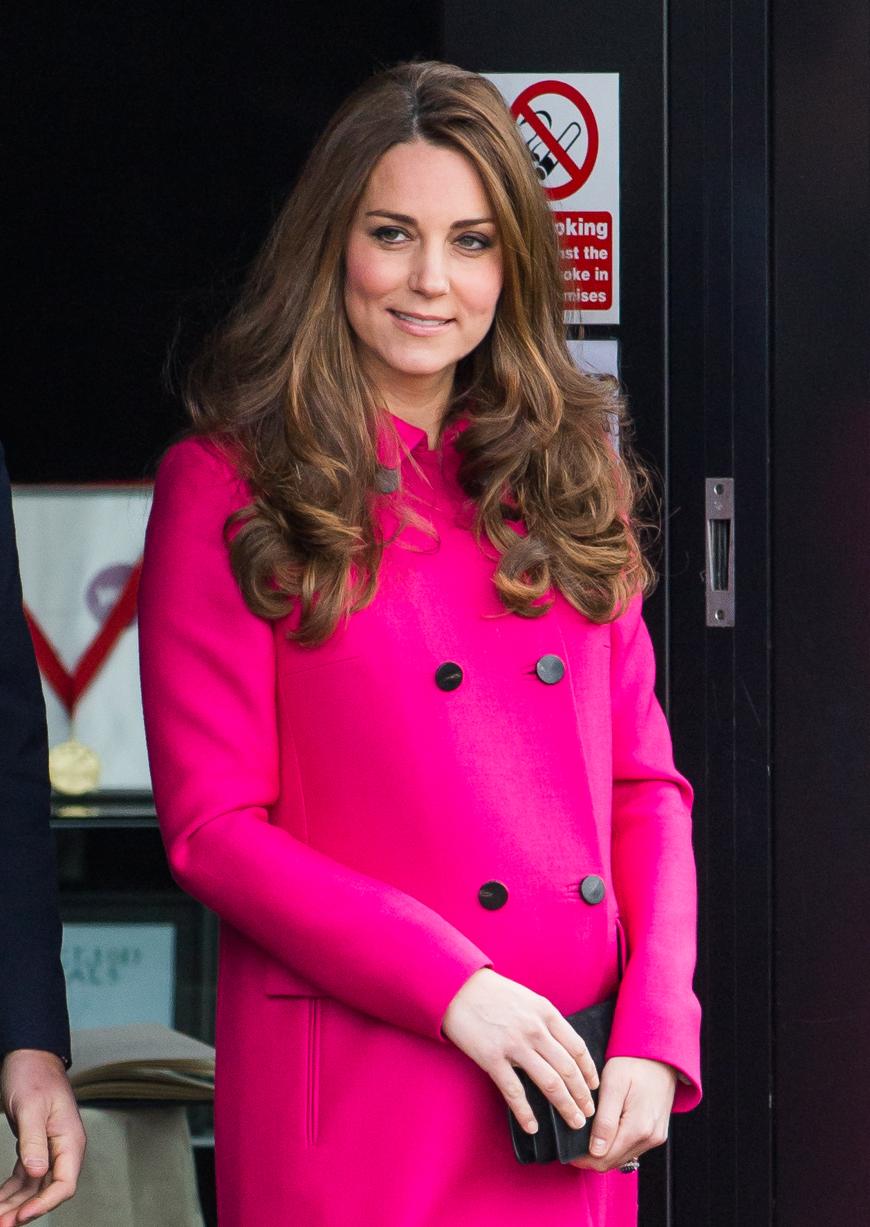 So schön schwanger! Keine anderes Mitglied der europäischen Königsfamilien begeistert das Fashion-Volk so sehr wie Herzogin Catherine. Egal ob teure Designer-Couture oder Günstig-Kleider von der Stange, Kate gilt als modisches Vorbild für Frauen weltweit. Hier trägt die werdende Mama einen pinken Mantel von Mulberry.