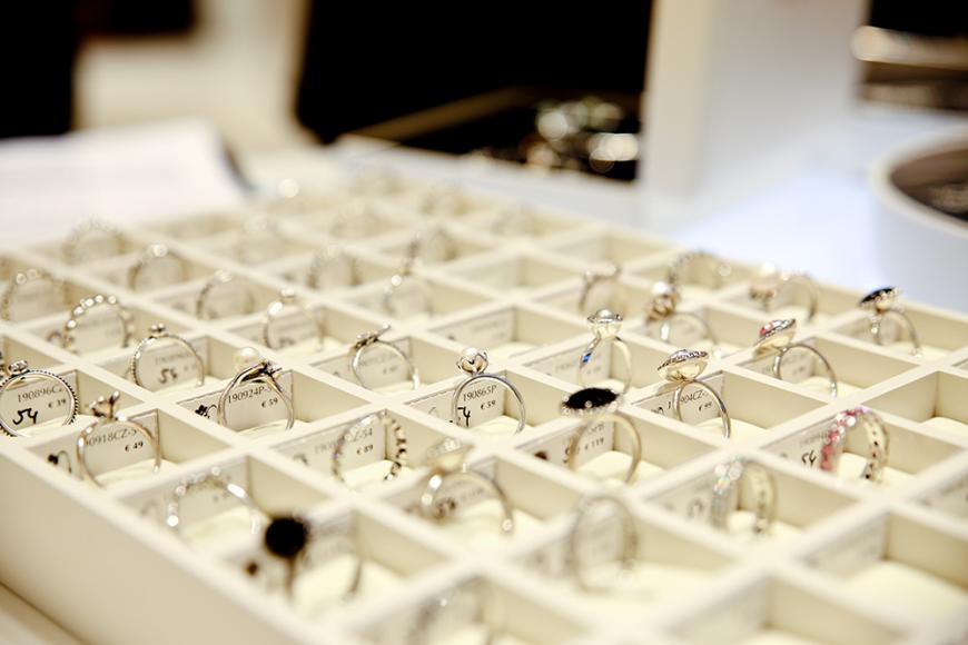 Dazu gehören unter anderem zarte Ringe - und davon können es kaum genug sein