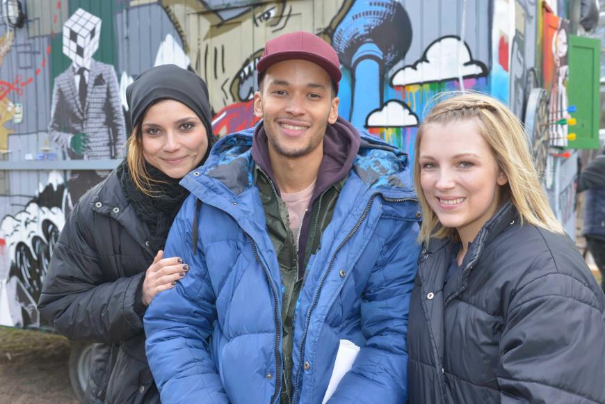 Am ersten Drehtag unterstützen seine Kolleginnen Linda Marlen Runge und Iris Mareike Steen den Neuling.