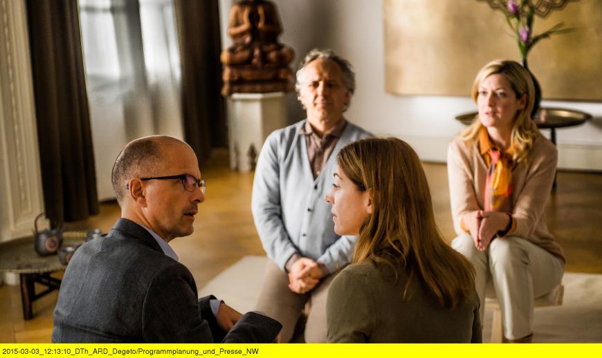 Matthias und Petra Pretschke (Ulrike C. Tscharre) versuchen ihre Ehe in einer Paartherapie in den Griff zu bekommen. Was Herbst von der Maßnahme hält, erzählte er uns im Video-Interview.
