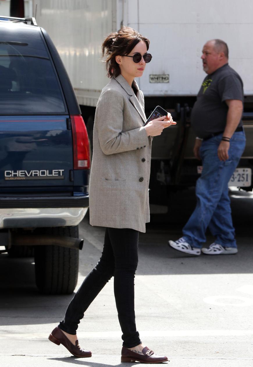 Schnell die Harre hochgesteckt, schlendert Dakota Johnson durch New York.