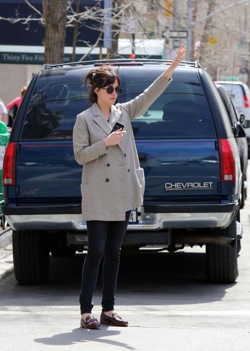 Dakota Johnson winkt lässig ein Taxi heran ...