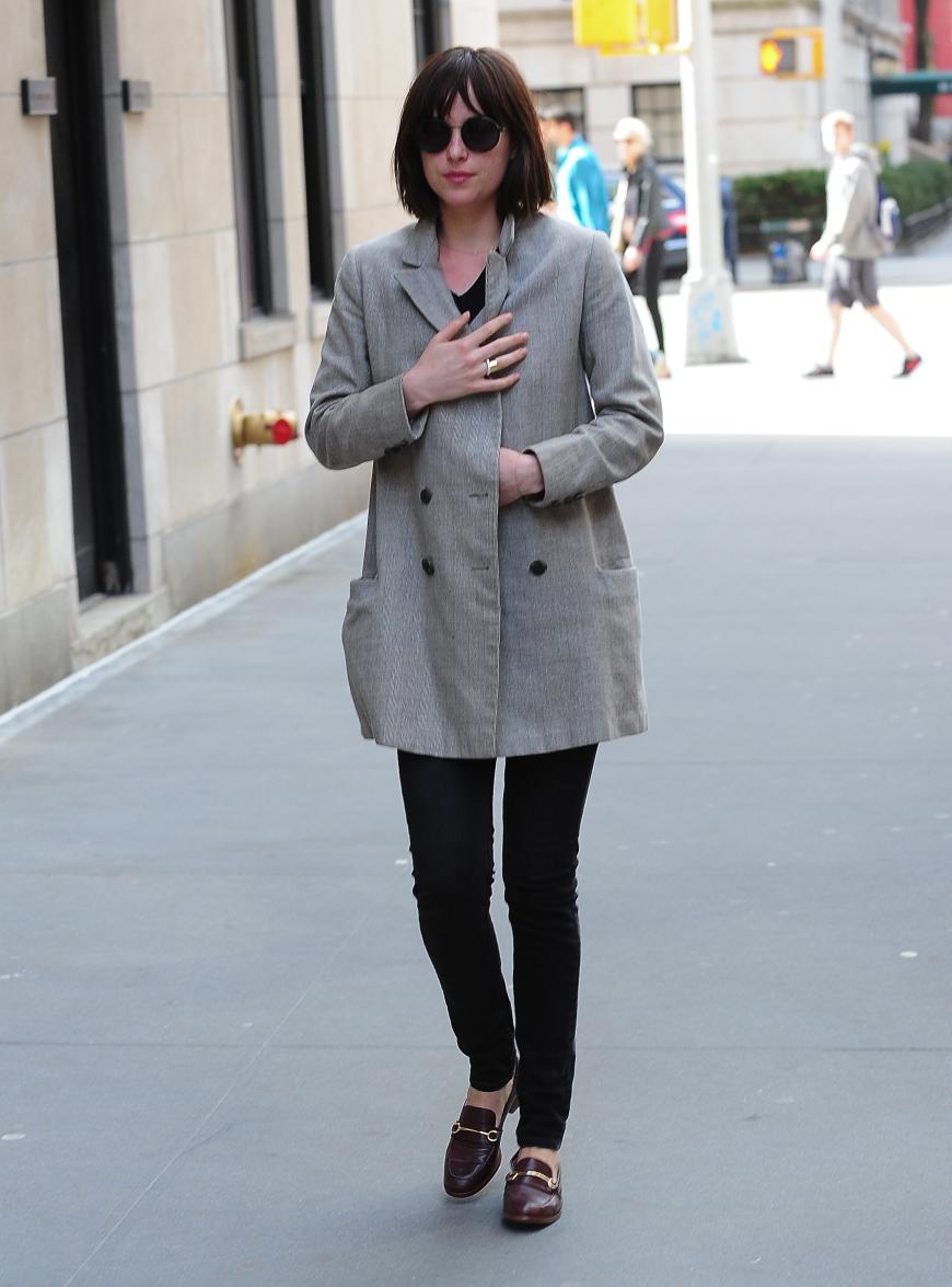 Dakota Johnson debütiert ihren neuen Haarschnitt.